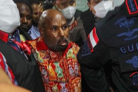 DITUDUH MAKAN SUAP: Pegawai Polis dan Suruhanjaya Pembasmian Rasuah (KPK) mengiringi Gabenor Papua, Lukas Enembe (tengah), untuk pemeriksaan kesihatan di hospital Tentera Darat di Jakarta pada 10 Januari lalu, berikutan penahanannya atas dakwaan mela