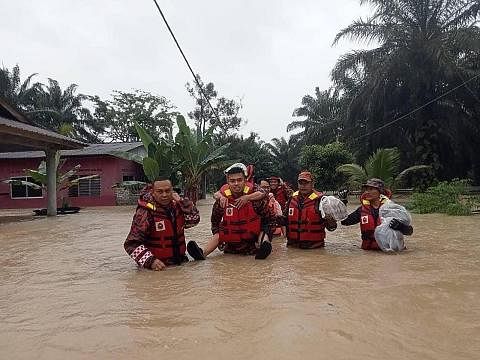 TERPERANGKAP: Jabatan Bomba dan Penyelamat Malaysia Negeri Johor (JBPM) Negeri Johor telah menerima panggilan kecemasan untuk membantu mangsa terperangkap dalam banjir yang berlaku di Jalan Impian, Taman Impian, Labis, Johor. - Foto FACEBOOK JABATAN 