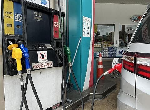 HARGA TURUN: Harga petrol dan diesel turun semula walaupun harga minyak global meningkat, dan kembali ke paras terendah sejak Januari 2022. - Foto fail