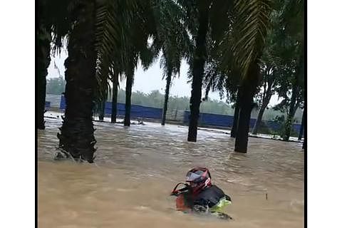 MEREDAH BAH: Encik Sng sebahagian daripada konvoi penunggang motosikal dari Singapura yang terjejas banjir di Mersing, Johor kelmarin. - Tangkap layar COMMUNITY RODA JOHOR