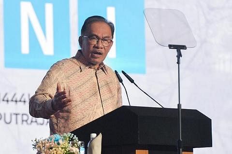 MASALAH RASUAH: Datuk Anwar berkata bahawa ancaman sebenar kepada penakatan masyarakat etnik Melayu dan Malaysia secara keseluruhannya adalah rasuah serta para pemimpin yang mencuri kekayaan negara. - Foto MALAY MAIL