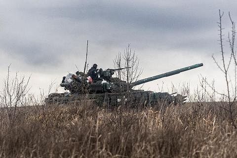 PERTAHANAN: Sebuah kereta kebal Ukraine mempertahankan kedudukan di pinggir Bakhmut, timur Ukraine. - Foto AFP