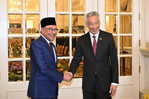 PERTEMUAN DUA PEMIMPIN: Perdana Menteri, Encik Lee Hsien Loong, bertemu dengan Perdana Menteri Malaysia, Datuk Seri Anwar Ibrahim, di Istana semalam. Datuk Anwar mengunjungi Singapura semalam bagi satu lawatan rasmi - lawatan beliau yang pertama ke n