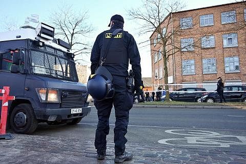 TINGKAT KAWALAN: Polis tingkat kawalan di depan masjid di Copenhagen, selepas ahli politik haluan kanan Sweden, Rasmus Paludan, membakar al-Quran. Paludan lakukan tindakan itu kerana membantah tindakan Ankara menolak permohonan Sweden dan Finland ser