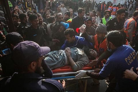 MANGSA LETUPAN: Seorang mangsa yang cedera dalam letupan di sebuah masjid di Peshawar semalam dibawa ke hospital. - Foto REUTERS