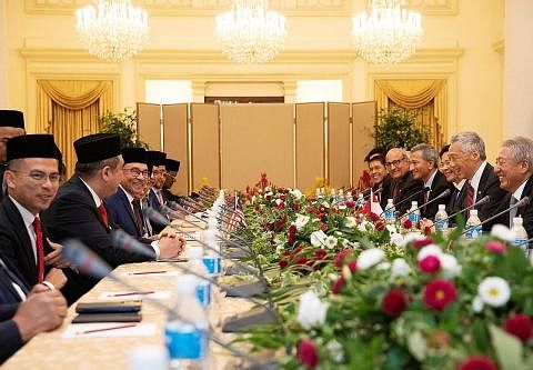 PERERAT HUBUNGAN: Encik Lee Hsien Loong (dua dari kanan) dan Datuk Seri Anwar Ibrahim (tiga dari kiri) merupakan teman lama sejak berdekad lalu dengan mereka berdua pada Isnin lalu bertemu sebagai perdana menteri negara masing-masing sempena lawatan 