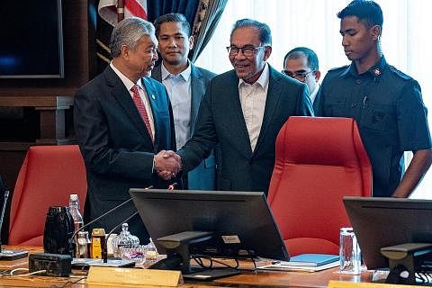 PERTAHAN PELANTIKAN: Datuk Seri Anwar Ibrahim (tengah) mempertahankan pelantikan Datuk Seri Dr Ahmad Zahid Hamidi (kiri) sebagai timbalan perdana menteri Malaysia dalam satu wawancara dengan media antarabangsa. - Foto JABATAN PERDANA MENTERI MALAYSIA