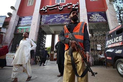 KAWALAN DIPERTINGKAT: Seorang pegawai keselamatan Pakistan bersenjata berjaga-jaga di pintu masuk ke Masjid New Memon di Karachi, Pakistan, kelmarin. Keselamatan telah dipertingkat di seluruh negara berikutan serangan ke atas Masjid dalam Barisan Pol