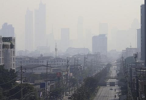 TIDAK SIHAT: Paras debu tidak sihat di Bangkok dijangka berterusan hingga hari ini. Ia dek keadaan udara yang tidak beredar dan pembakaran kawasan pertanian dan hutan. - Foto EPA-EFE