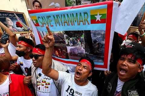 TERUSKAN BANTAHAN: Penunjuk perasaan yang membantah rampasan kuasa tentera di Myanmar mengambil bahagian dalam tunjuk perasaan di luar kedutaan negara itu di Bangkok kelmarin, sempena ulang tahun kedua rampasan kuasa tersebut. - Foto REUTERS