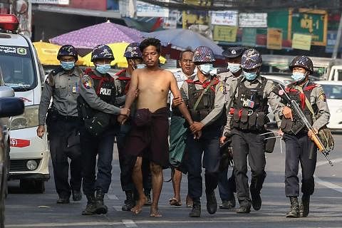 BANTERAS PEJUANG DEMOKRASI: Junta Myanmar bakal bertindak lebih ganas untuk membanteras kumpulan pejuang demokrasi setelah pertempuran dengan kumpulan-kumpulan penentangnya memuncak. - Foto AFP
