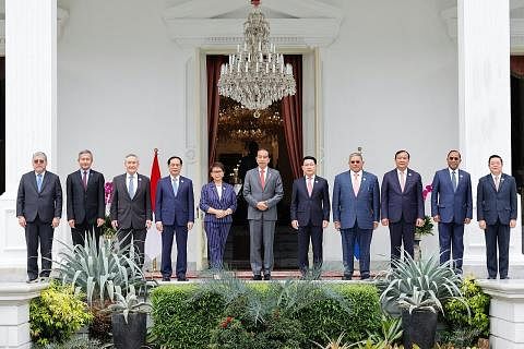 HOS MESYUARAT MENTERI ASEAN: Presiden Joko Widodo bersama Menteri Luar Retno Marsudi (enam dan tujuh dari kanan)bergambar bersama menteri luar negara Asean di Istana Merdeka di Jakarta, sebelum Rahat Menteri Luar Asean hari ini. - Foto AFP