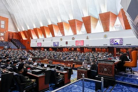 REFORMASI: Perubahan dalam kod pakaian rasmi itu diputuskan oleh Speaker yang baru dilantik Datuk Johari Abdul yang cuba membawa kedua-dua reformasi prosedur dan fizikal ke Dewan Rakyat. - Foto REUTERS
