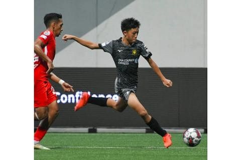 ANTARA TERMUDA: Pemain midfield Tampines Rovers, Caelan Cheong, telah membuat penampilan sulungnya dalam liga Perdana Singapura pada musim lalu pada usia 16 tahun. - Foto MOE