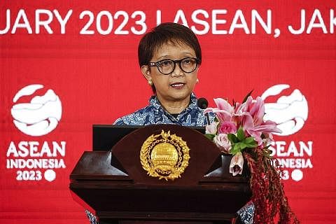 MENYAMPAIKAN PENDIRIAN ASEAN: Menteri Luar Indonesia, Cik Retno Marsudi, menyampaikan kenyataan akhbar selepas Pemukiman Menteri Luar (Asean) di sekretariat ASEAN di Jakarta, Indonesia, semalam. - Foto EPA-EFE