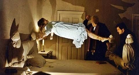 ADA YANG PENGSAN!: 'The Exorcist' dianggap sebagai antara filem klasik paling menyeramkan dengan babak halau syaitan turut membuatkan sesetengah penonton dilanda histeria mahupun pengsan sehingga perlu dirawat paramedik. - Foto WARNER BROS