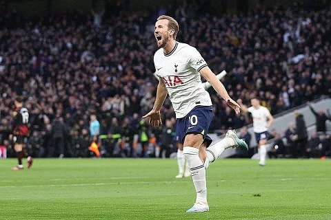 PECAH REKOD: Harry Kane merai gol kemenangannya ke atas Manchester City, yang menjadikannya penjaring terbanyak - 267 gol - Tottenham. - AFP