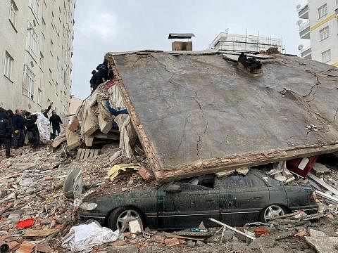 HARAP-HARAP ADA YANG SELAMAT: Orang ramai menghulurkan bantuan mencari mangsa yang terperangkap dalam runtuhan bangunan di wilayah Diyarbakir di Turkey susuli gempa kuat semalam. - Foto REUTERS