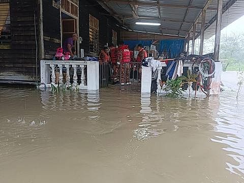 HULUR BANTUAN: Pasukan penyelamat menghulurkan bantuan kepada penduduk yang rumah mereka dinaiki air. - Foto BOMBA & PENYELAMAT NEGERI PAHANG