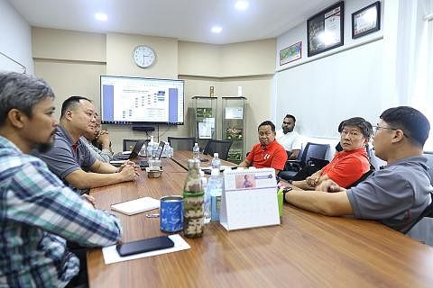 PASTIKAN AMALAN PEKERJAAN ADIL: Encik Ng Chee Meng (dua dari kanan) berkata NTUC dan USE kakan memastikan pekerja meraih faedah di bawah PWM. - Foto NTUC