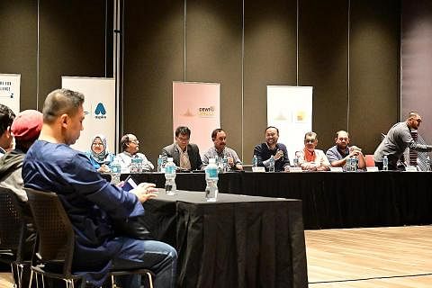 DEKATI USAHAWAN MUDA: Presiden DPPMS, Encik Farid Khan (lima dari kanan), berkata beliau mahu lebih ramai darah baru menyertai Dewan semasa sesi pendekatan usahawan muda yang diadakan di Wisma Geylang Serai pada 30 Januari lalu. - Foto DPPMS