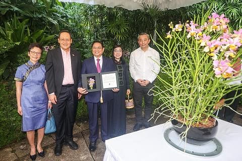 HUBUNGAN DIPLOMATIK: Dr Tan See Leng (dua dari kiri) bersama isteri (kiri) dengan Perdana Menteri Vietnam, Encik Pham Minh Chinh (tengah), bersama isteri, serta Dr Tan Puay Yok (kanan), pengarah kumpulan Taman Bunga Singapura, di Majlis Penamaan Orki
