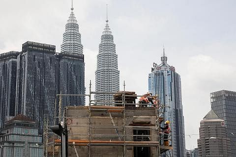 TERBAIK DI ASIA: Ekonomi Malaysia mencatatkan pertumbuhan paling tinggi dalam tempoh 22 tahun sejak 2000 apabila berkembang pantas 8.7 peratus pada 2022. - Foto REUTERS