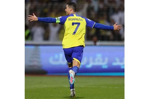 SENTUHAN CEMERLANG: Ronaldo menjaringkan kesemua empat gol bagi membantu Al Nassr menewaskan Al Wehda 4-0 dalam perlawanan Liga Pro Saudi. - Foto AFP