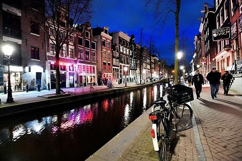 BENDUNG JENAYAH: Peraturan baru untuk kawasan sekitar rumah pelacuran dan kelab tarian bogel Amsterdam akan bendung pelancongan berlebihan di kawasan itu. - Foto REUTERS