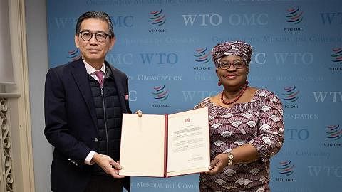 LINDUNGI LAUTAN DUNIA: Duta Tan Hung Seng (kiri) dan Ketua Pengarah WTO, Cik Ngozi Okonjo-Iweala. - Foto WTO