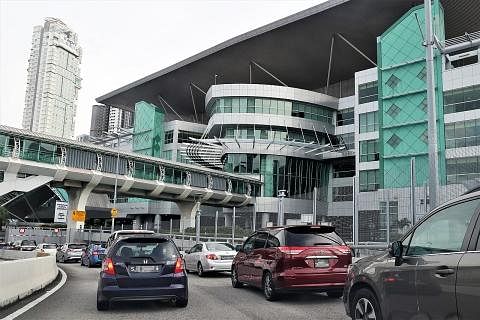 LEBIH PANTAS: Kira-kira 2,300 kenderaan sejam kini boleh melepasi pemeriksaan imigresen di sebelah Tambak Johor, berikutan langkah jangka pendek yang dilaksanakan pihak berkuasa Malaysia. - Foto fail