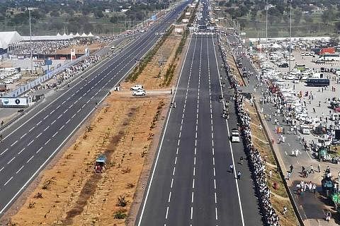 KEMUDAHAN BARU: Bahagian Delhi ke Jaipur lebuh raya Delhi-Mumbai yang dibuka Ahad lalu. Apabila siap sepenuhnya, lebuh raya itu akan mengurangkan masa perjalanan antara dua bandar tersebut kepada 12 jam, separuh masa perjalanan sekarang. - Foto AFP