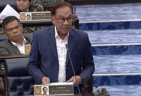 FOKUS KERAJAAN: Bercakap di Parlimen Malaysia, Perdana Menteri Datuk Seri Anwar Ibrahim (atas) menegaskan bahawa kerajaan pimpinannya akan melihat kepada tadbir urus yang baik untuk membaiki pembaziran. - Foto FACEBOOK / ANWAR IBRAHIM
