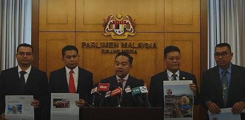 BUAT DAKWAAN: Ketua Penerangan Parti Pribumi Bersatu Malaysia (Bersatu), Encik Wan Saiful Wan Jan, semasa mengadakan satu sidang media di bangunan Parlimen. - FOTO FACEBOOK / WAN SAIFUL WAN JAN