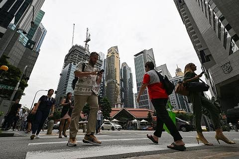 SOKONG PEKERJA: Langkah meningkatkan had pendapatan bulanan CPF kepada $8,000 bertujuan membantu warga Singapura berpendapatan pertengahan untuk mengetepikan lebih banyak wang bagi persaraan. - Foto fail