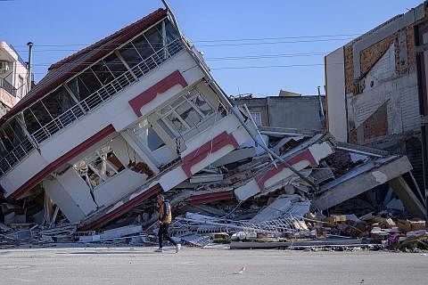 HADAPI CABARAN: Beginilah antara kesan gempa bumi berukuran 7.8 magnitud yang melanda Turkey dan Syria pada 6 Februari lalu. - Foto-foto AFP