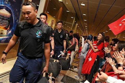SAMBUT PULANG: Seramai 68 anggota SCDF yang terlibat dalam Operasi Lionheart selama 10 hari di Turkey tiba di Lapangan Terbang Changi pada awal pagi 18 Februari. Sekitar 400 keluarga, rakan terdekat dan warga Turkey yang menetap di Singapura hadir un