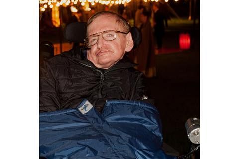 STEPHEN HAWKING: Dilahirkan pada 8 Januari 1942 di Oxford, Britain. Hawking didiagnos menghidap Amyotrophic Lateral Sclerosis (ALS) pada 1963 ketika berusia 21 tahun. Beliau meninggal dunia pada 2018.
