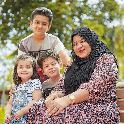 DIBERI PELUANG HIDUP: Cik Raziah Begum Alamgir bersama anak-anaknya (dari kiri) Alesha Fatima, tiga tahun, Muhammad Farhaan, 12 tahun, dan Muhammad Faheem, lapan tahun. - Foto-foto HOSPITAL UNIVERSITI SINGAPURA (NUH) KEMBALI SEKOLAH SELEPAS PEMBEDAHA