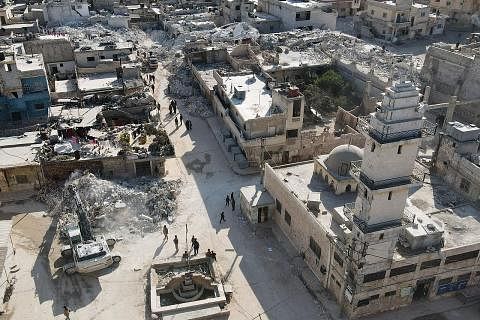 KEROSAKAN BESAR: Pemandangan dari udara menunjukkan kawasan di perkampungan Atarib yang dikuasai pemberontak Syria, di wilayah barat laut Aleppo, mengalami kerosakan besar akibat gempa bumi pada 6 Februari lalu. - Foto AFP RATAPI KEHILANGAN: Seorang 