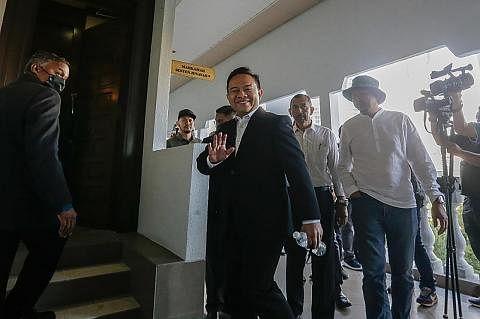 HADAPI TUDUHAN: Ketua penerangan Bersatu, Wan Saiful Wan Jan, tiba di Mahkamah Sesyen Jenayah di Kompleks Mahkamah Duta di Kuala Lumpur pada 21 Februari. - Foto MALAY MAIL