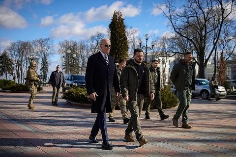 KUNJUNGAN SIMBOLIK: Presiden Amerika, Encik Joe Biden (kiri), berjalan bersama Presiden Ukraine, Encik Volodymyr Zelensky, di Kyiv. Dalam lawatan yang tidak diumumkan itu, Encik Biden menjanjikan peningkatan senjata bagi Ukraine dan turut berikrar "k