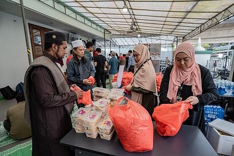 PROGRAM MASJID PERKASA PELBAGAI PIHAK: Di bawah program Infak Jumaat di Masjid Wak Tanjong, orang ramai boleh menaja makanan yang dibeli daripada perniagaan dari rumah (HBB) yang memerlukan. Satu lagi daya usaha di masjid itu ialah Pantri Masyarakat 