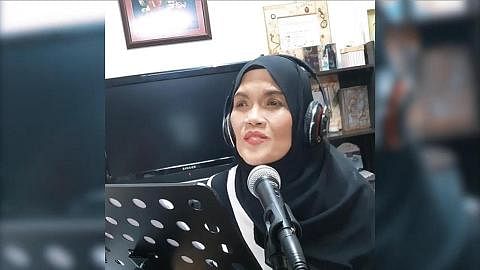 TAJAMKAN VOKAL: Datuk Wan Aishah Wan Ariffin mengasah kemahiran menyanyi lagu 'cover'. - Foto TANGKAP SKRIN YOUTUBE AISHAH JMM OFFICIAL