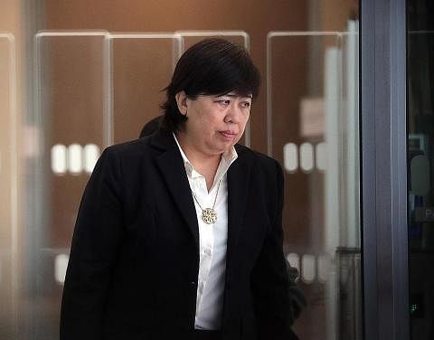 HADAPI TUDUHAN: Phoon Chiu Yoke, yang digelar 'Badge Lady' mahu dibicarakan dalam empat tuduhan, tiga daripadanya kerana gagal memakai pelitup apabila diwajibkan berbuat demikian. - Foto ST