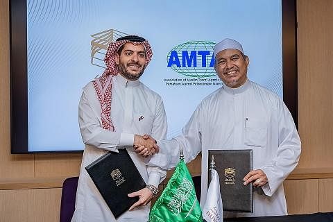 KERJASAMA: Presiden Amtas, Ustaz TM Fouzy (kanan), menandatangani Memorandum Persefahaman (MOU) bersama Saudi, dalam kerjasama untuk promosikan pelancongan ke Saudi. Bersama dalam gambar ialah presiden Nusuk (APAC), Encik Alhasan Aldabbagh. -Foto BH 