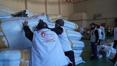 BANTU MANGSA: RLAF menyerahkan dana sebanyak $1 juta yang telah dikumpul kepada pertubuhan bukan pemerintah (NGO) di Turkey, Hayrat Yardim, bagi keperluan mangsa gempa. - Foto HAYRAT YARDIM
