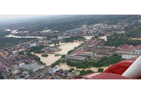 KAWASAN DINAIKI AIR: Banjir yang semakin buruk di Johor memaksa ramai berpindah ke tempat perlindungan sementara di serata negeri itu. - Foto FACEBOOK / JABATAN BOMBA DAN PENYELAMAT NEGERI JOHOR