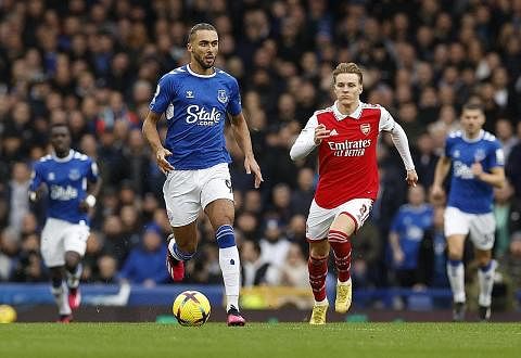 MUNGKIN GIGIT JARI: Everton bertandang ke Nottingham tanpa penyerang utama, Dominic Calvert-Lewin (kiri). - Foto REUTERS