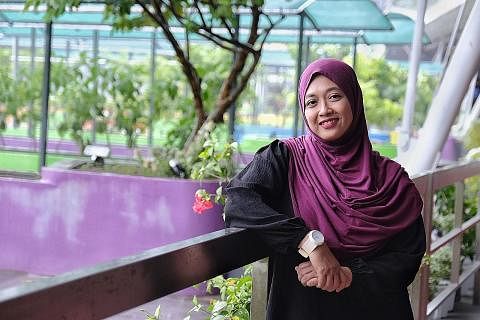 TERIMA ANUGERAH: Cik Tahirah Mohamed adalah antara 15 orang yang menerima Anugerah Tindakan Pesakit Singapura. - Foto-foto BM oleh KHALID BABA